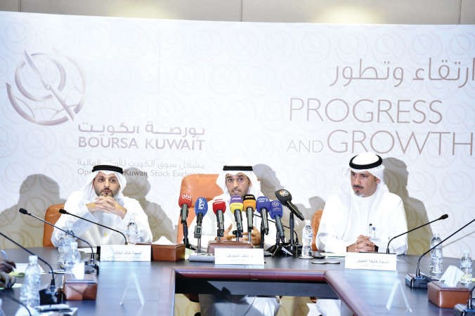 دنايف الحجرف متوسطا خالد الخالد وخليفة العجيل خلال المؤتمر