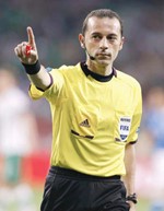 شاكير يدير المباراة