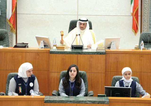 رئيس مجلس الامة مرزوق الغانم مترئسا جلسة البرلمان الطلابي الثالث وتبدو الامانة العامةهاني الشمرى
