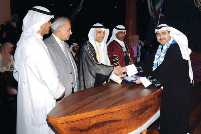 مرزوق الغانم مكرما احد الخريجين