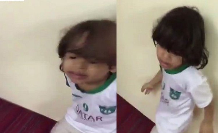 بالفيديو.. والد "هلالي" يعنف طفله لتشجيعه الأهلي !
