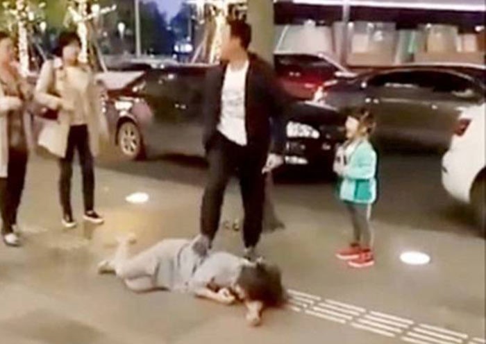  بالفيديو.. رجل يضرب زوجتة الخائنة بعنف في الشارع.. وهذا ماحدث مع ابنتها 