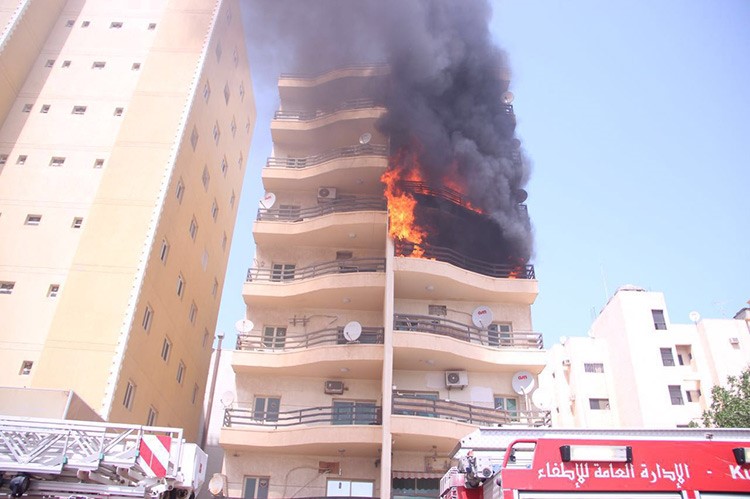 بالفيديو والصور.. إخماد حريق بدأ بالدور الرابع وامتد للسابع في بناية بالسالمية
