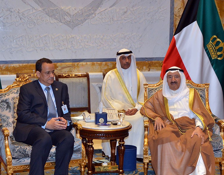 صاحب السمو الامير الشيخ صباح الاحمد خلال استقباله اسماعيل ولد الشيخ
