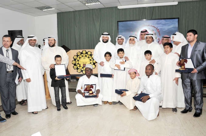 دعبدالمحسن الخرافي وم حسام الخرافي يتوسطان الفائزين في المسابقةريليش كومار