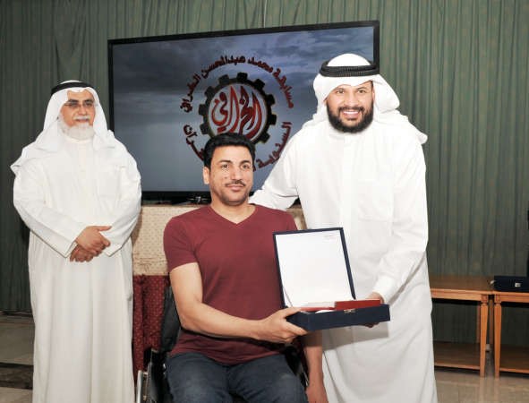 م حسام الخرافي مكرما احد الحفظة 