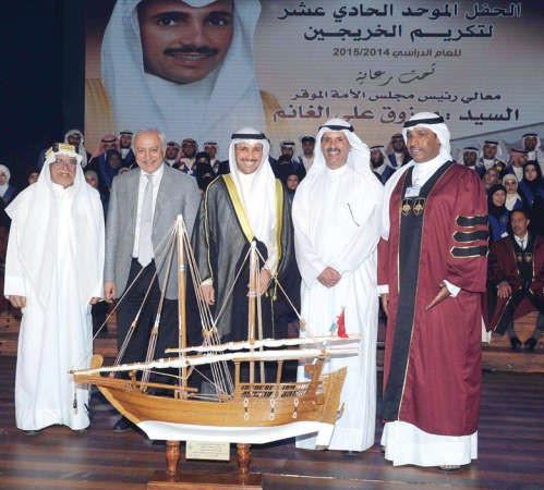 مرزوق الغانم ودبدر العيسى وداحمد الاثري ودحسين المكيمي امام نموذج للبوم ﻿
