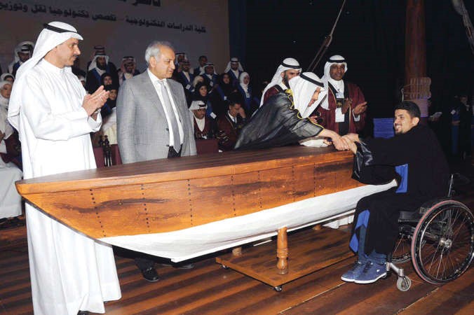 مرزوق الغانم مكرما احد الخريجين﻿