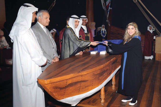 خريجة تتسلم تكريمها﻿