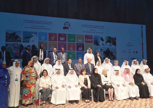 لولوة الملا مع المشاركين في المؤتمر