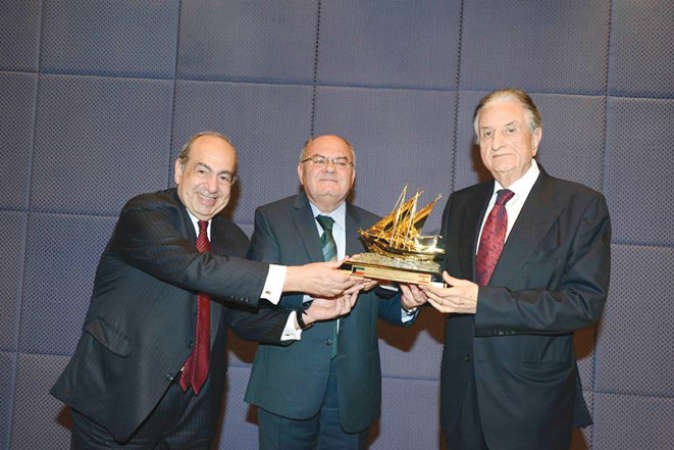  درع تذكارية للسفير دخضر حلوة ﻿