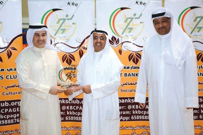 محمد الميل يكرم فوزي الثنيان﻿