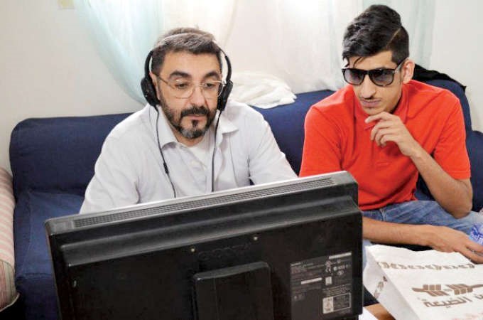 نواف السدحان مع المخرج اسد فولادكار يتابعان تصوير احد المشاهد﻿