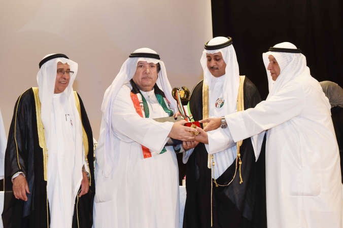 دبدر الدويش ورئيس اللجنة العليا للجائزة الفنان محمد الخضر يكرمان الفائز بالجائزة الاولى دنادر القنة ﻿