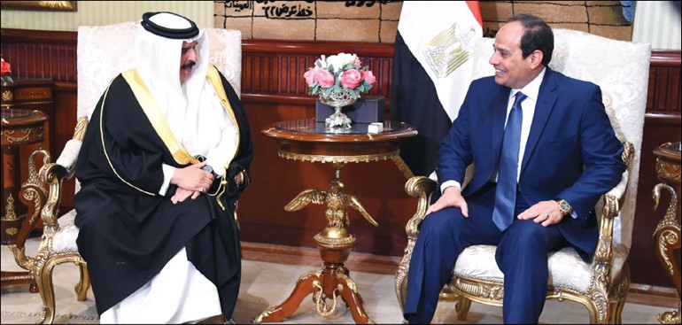 الرئيس المصري عبدالفتاح السيسي خلال لقائه بالعاهل البحريني الملك حمد بن عيسى ال خليفة في القاهرة امس افپ
