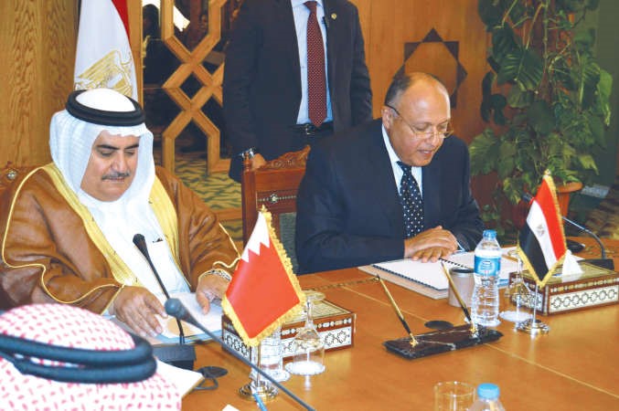 وزيرا خارجية مصر سامح شكري والبحرين الشيخ خالد بن احمد بن محمد ال خليفة خلال المؤتمر الصحافي