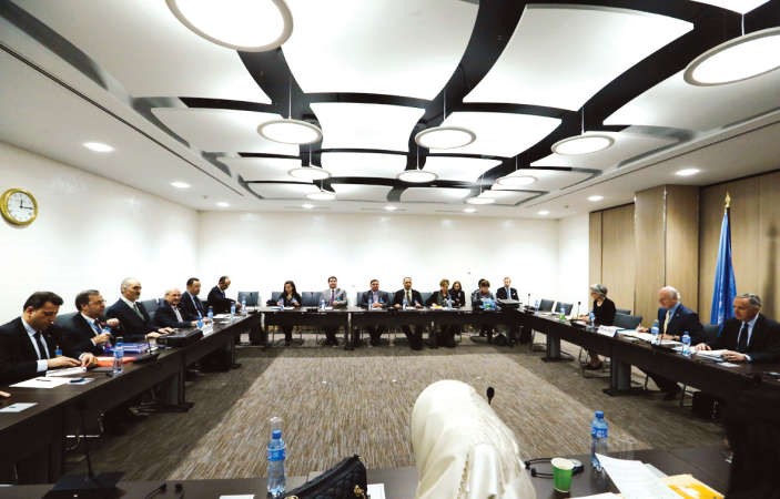 جانب من الاجتماع الختامي بين وفد النظاموالمبعوث الاممي ستافان ديمستورا امس اپ