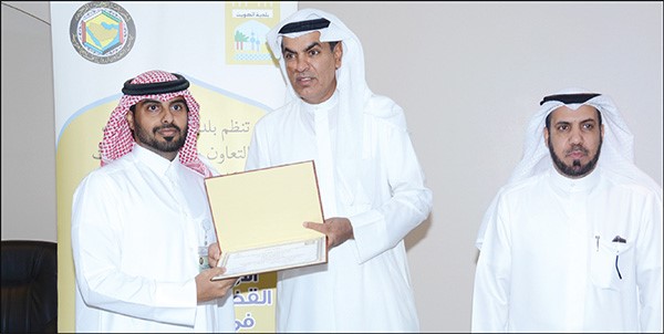 م غسان الثاقب مكرما احد المشاركين في الملتقى 