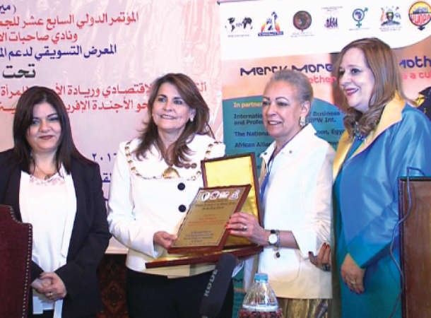 د اماني عصفور تكرم الشيخة حصة السعد	ناصر عبد السيد﻿