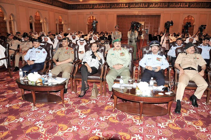الفريق الركن مهاشم الرفاعي متوسطا دموضي الحمود والفريق يوسف الانصاري واللواء جمال الصايغ واللواء جمال البليهيص 	احمد علي﻿