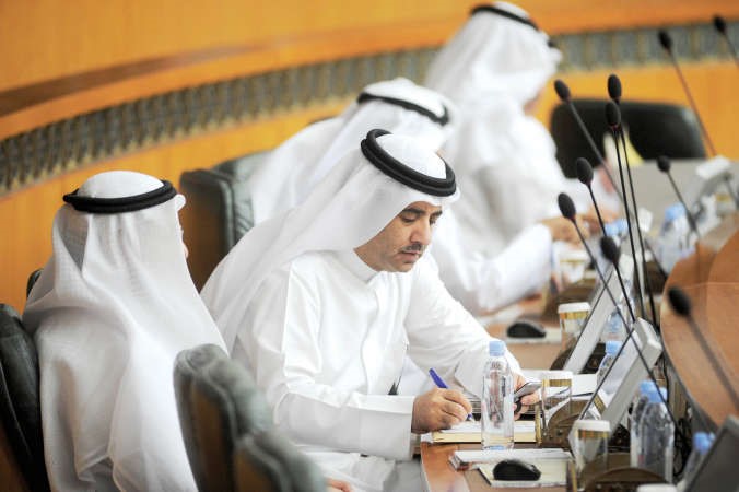 دعودة الرويعي يدون ملاحظاته خلال الجلسة﻿