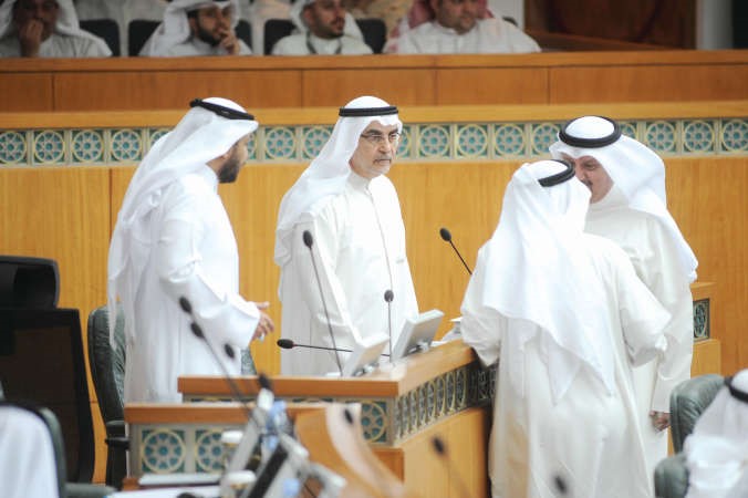 عيسى الكندري واحمد لاري وفيصل الدويسان خلال الجلسة﻿
