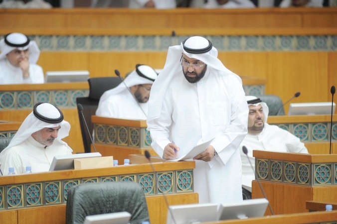 د علي العمير اثناء الجلسة﻿