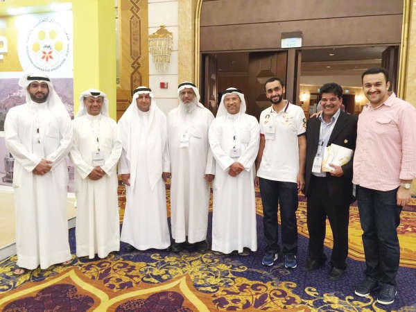  د احمد الغامدي متوسطا توفيق المشاري وبعض المشاركين ويبدو نائل السيف وصلاح المرشد