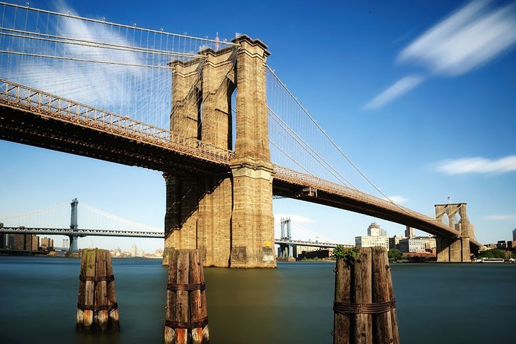 رجل يقفز فوق جسر بروكلين وينجو من الموت بأعجوبة 