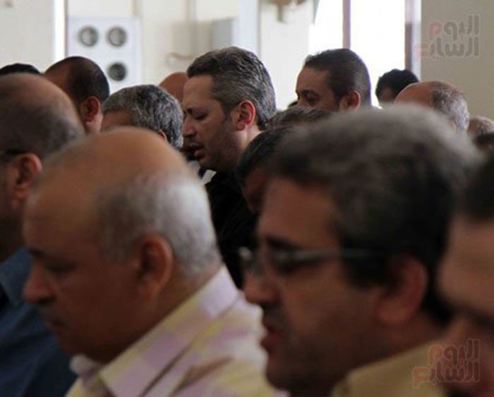بالفيديو والصور.. تشييع جنازة والد تامر أمين بحضور نجوم الإعلام والسياسة