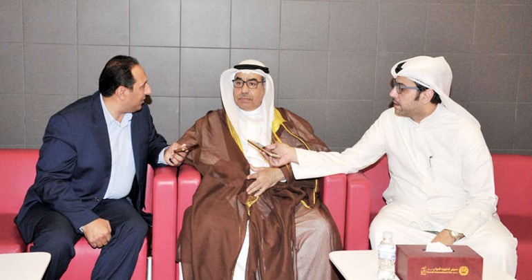 فوزي المجدلي متحدثا الى الزميل اسامة ابو السعود ريليش كومار