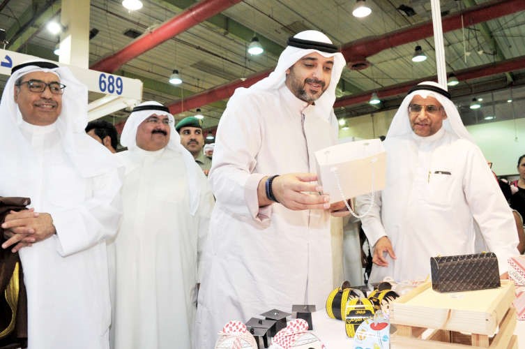الشيخ محمد العبدالله متفقدا بعض منتجات الشباب