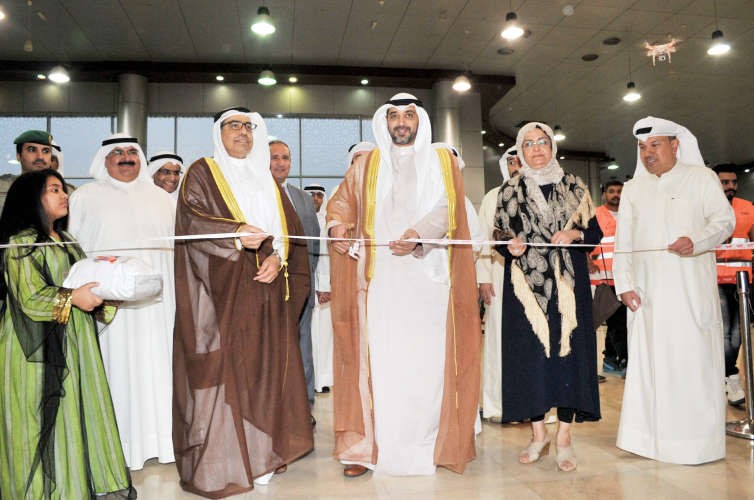 الشيخ محمد العبدالله يقص شريط افتتاح معرض 1000 مشروع بحضور فوزي المجدلي وعدد من المشاركين
