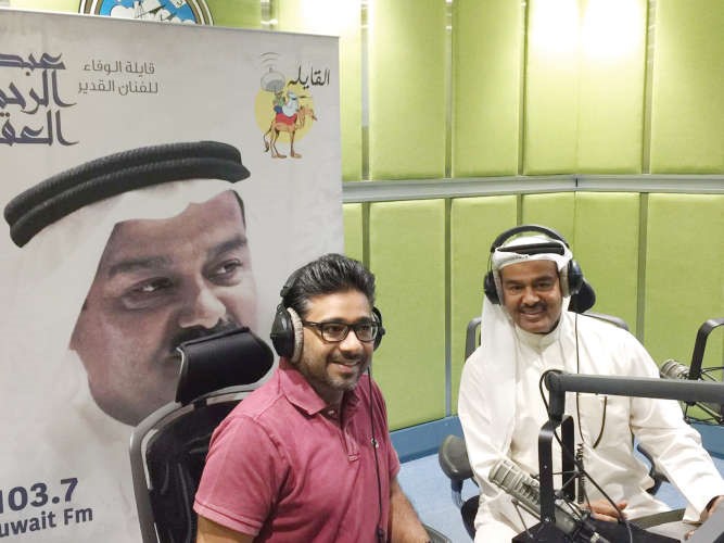 المذيع مايك مبلتع اثناء استضافته لملك مسرح الطفل عبدالرحمن العقل﻿