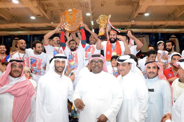 بومرزوق والغانم يشاركان نجوم الابيض فرحة التتويج