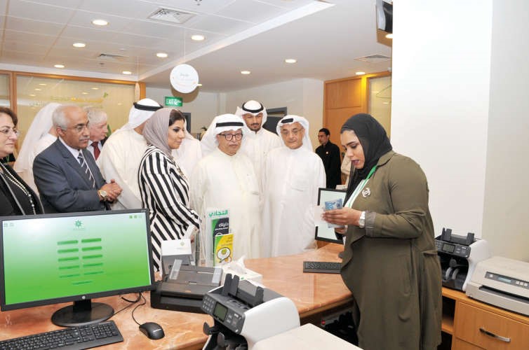 الموسى مطلعا على احد البرامج التكنولوجية 