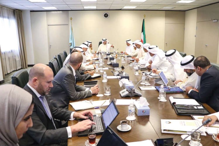 وزير المالية انس الصالح مترئسا اجتماع اللجنة امس 