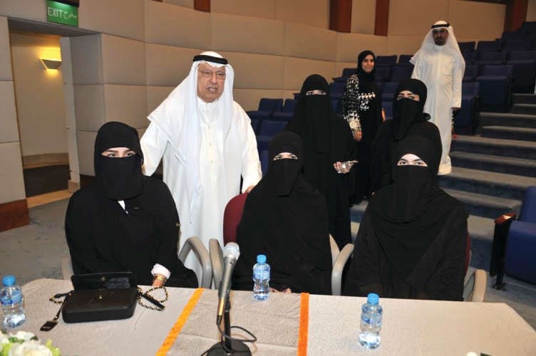 دعبدالرحيم ذياب مع طالبات كلية الشريعة المشاركات في الدوري الثقافي	قاسم باشا ﻿