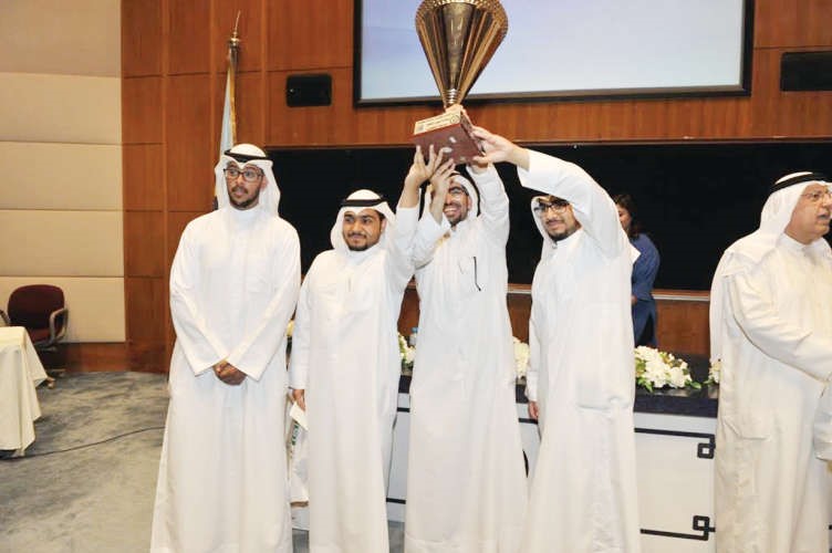 طلبة كلية التربية يحتفلون بالفوز في الدوري الثقافي ﻿