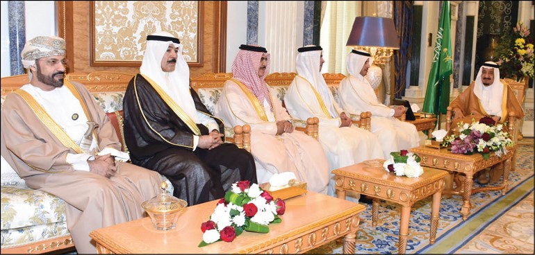 خادم الحرمين الشريفين الملك سلمان بن عبدالعزيز خلال استقباله وزراء داخلية التعاون ويبدو نائب رئيس مجلس الوزراء ووزير الداخلية الشيخ محمد الخالد