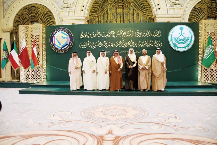 صورة جماعية لوزراء الداخلية بدول مجلس التعاون الخليجي عقب اجتماعهم التشاوري 17 في الرياض امس﻿