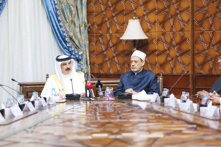 فضيلة الامام الاكبر داحمد الطيب شيخ الازهر مستقبلا الملك حمد بن عيسى ال خليفة افپ