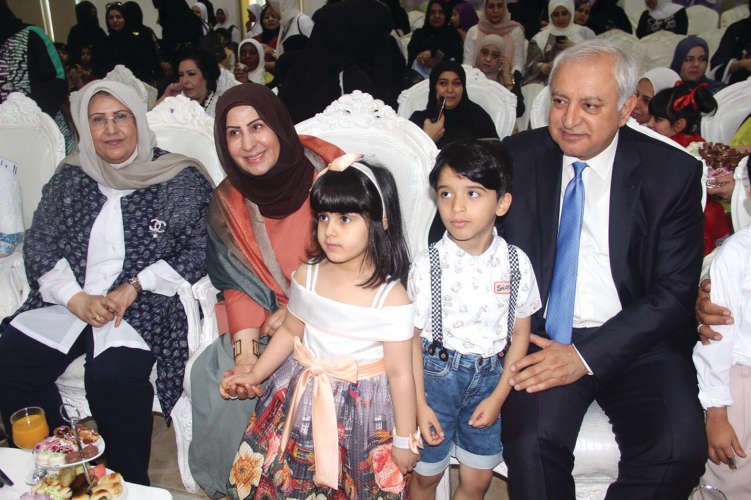 د بدر العيسى وفاطمة الكندري مع الاطفال خلال الحفل﻿