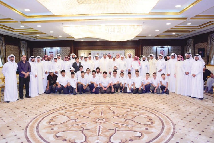 الشيخ فيصل الحمود متوسطا المشاركين في الملتقى الشبابي الاول﻿