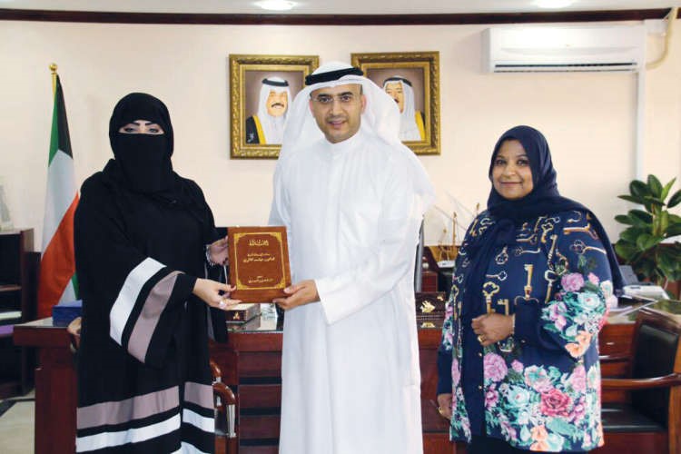 د هيثم الاثري متسلما الدليل من نوير الدوسري﻿