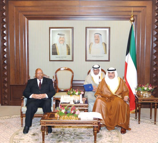 الشيخ صباح الخالد خلال لقائه رئيس مجلس نواب زيمبابوي جيكوب مودنيدا
