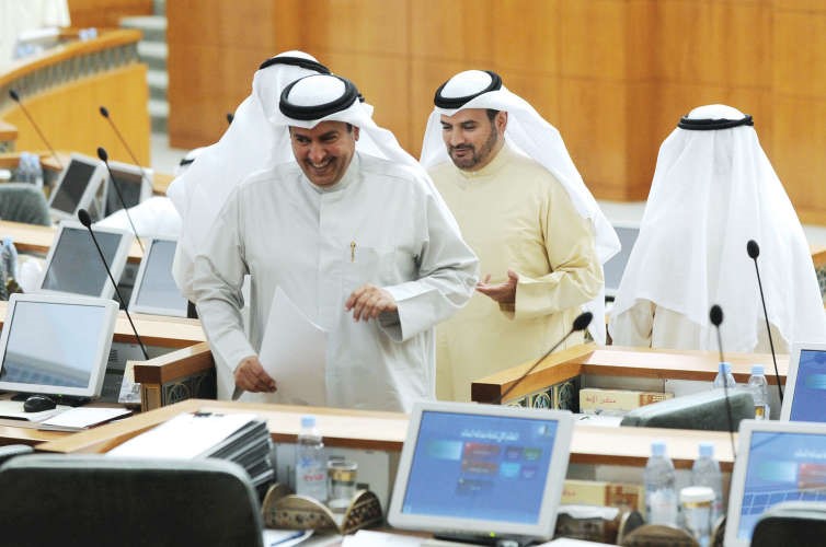 ممحمد الهدية وحمدان العازمي خلال الجلسة﻿