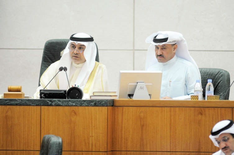 عبدالله التميمي مترئسا الجلسة وبجانبه محمد طنا﻿