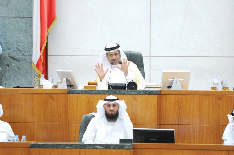 د عودة الرويعي يشير بتحديد الوقت خلال ترؤسه جلسة امسهاني الشمري﻿