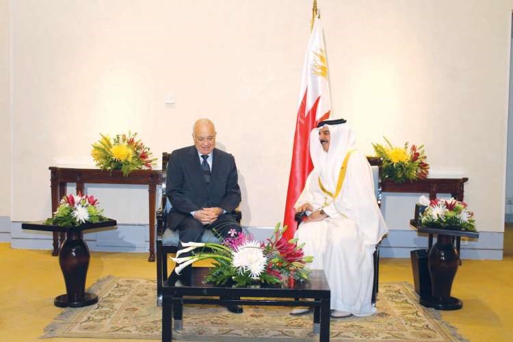 ﻿الملك حمد بن عيسى خلال اجتماعه مع دنبيل العربي﻿